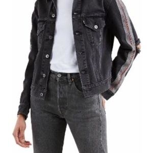 Levi distressed boyfriend jeans